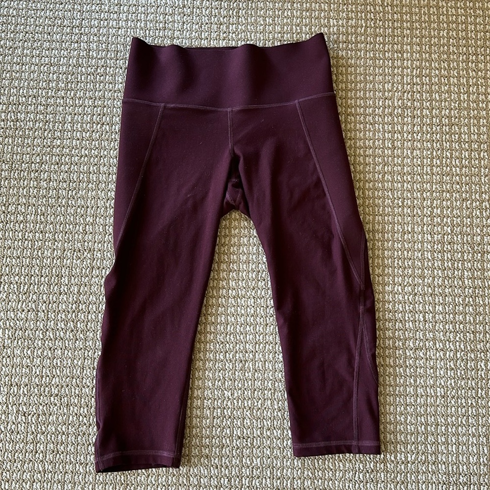 Old Navy Active work out leggings in size Medium petite, burgundy / berry color